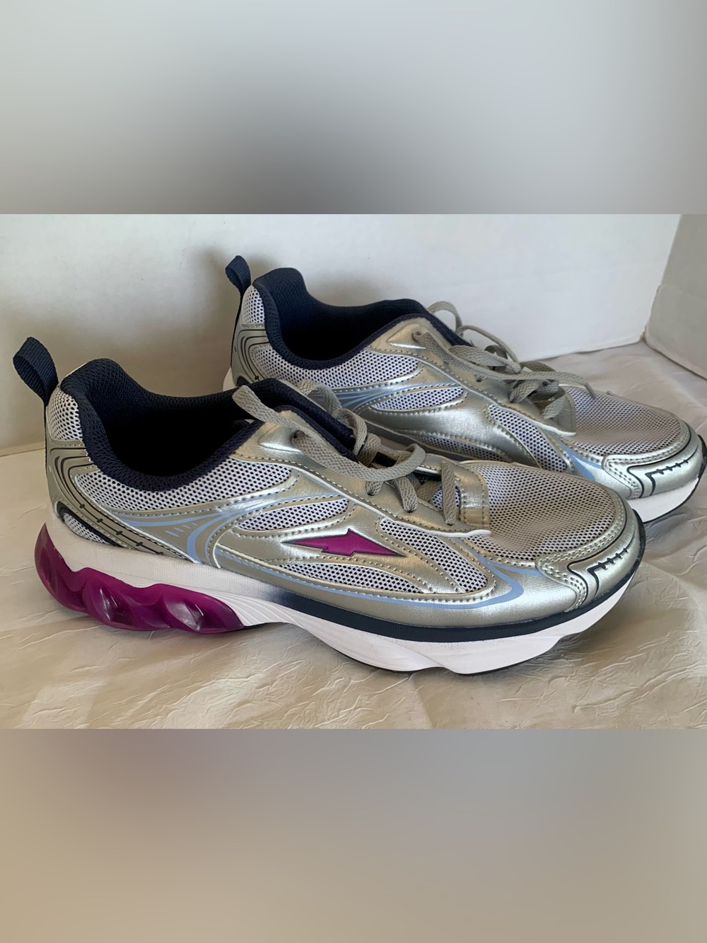 Avia Women's Gel Bungee Sneakers. Never worn